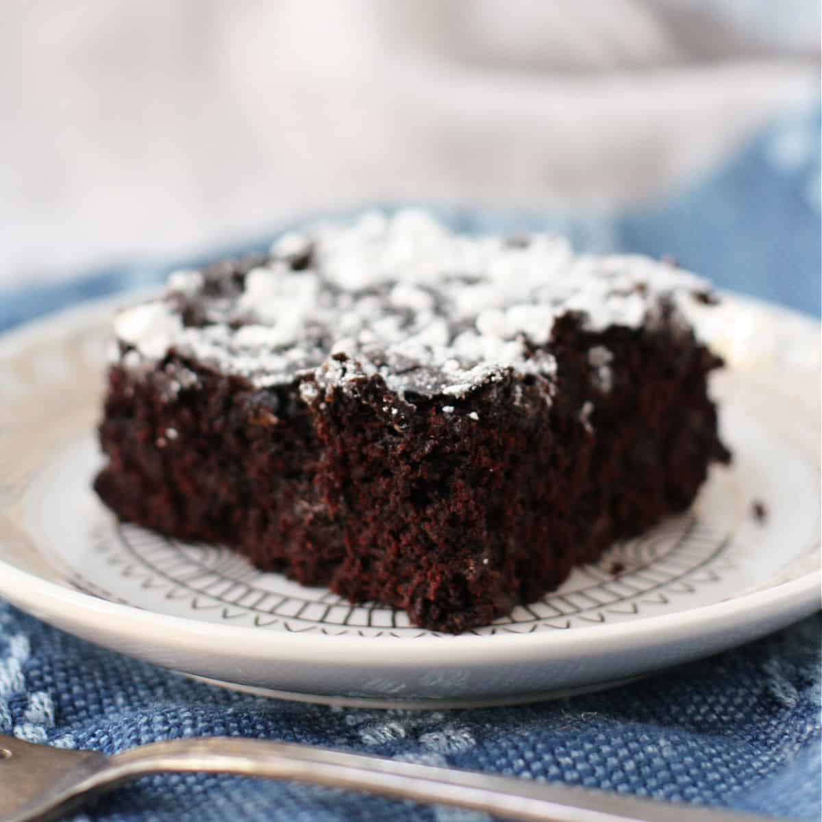 Easy Vegan GF Chocolate Cake: Perfect for All Guests & Occasions